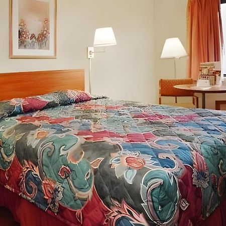 Econo Lodge Ітака Екстер'єр фото