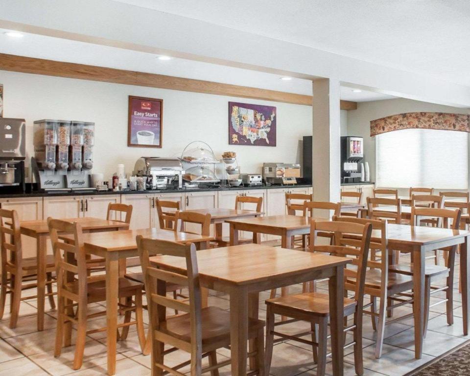 Econo Lodge Ітака Екстер'єр фото