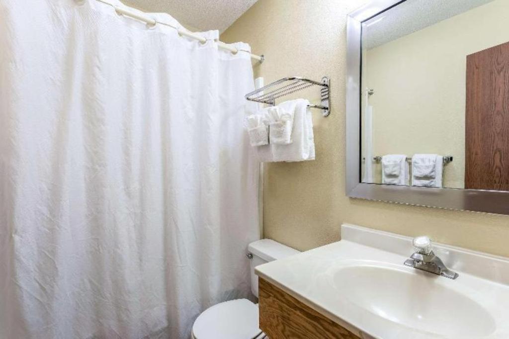 Econo Lodge Ітака Екстер'єр фото