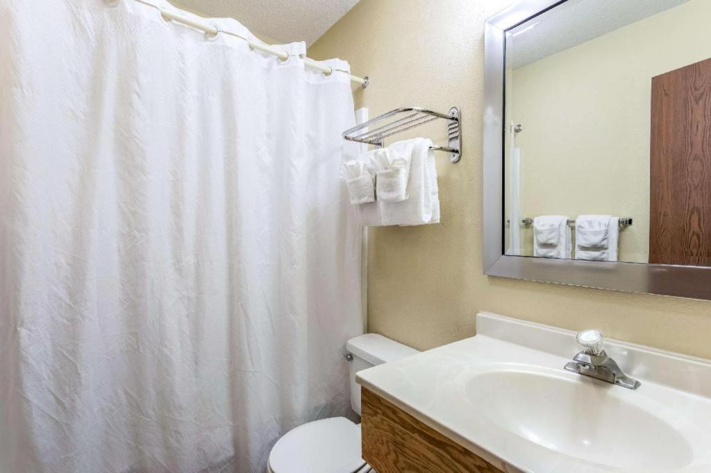 Econo Lodge Ітака Екстер'єр фото
