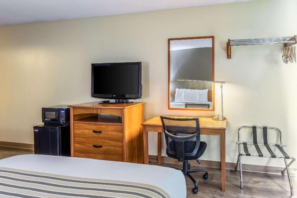 Econo Lodge Ітака Екстер'єр фото