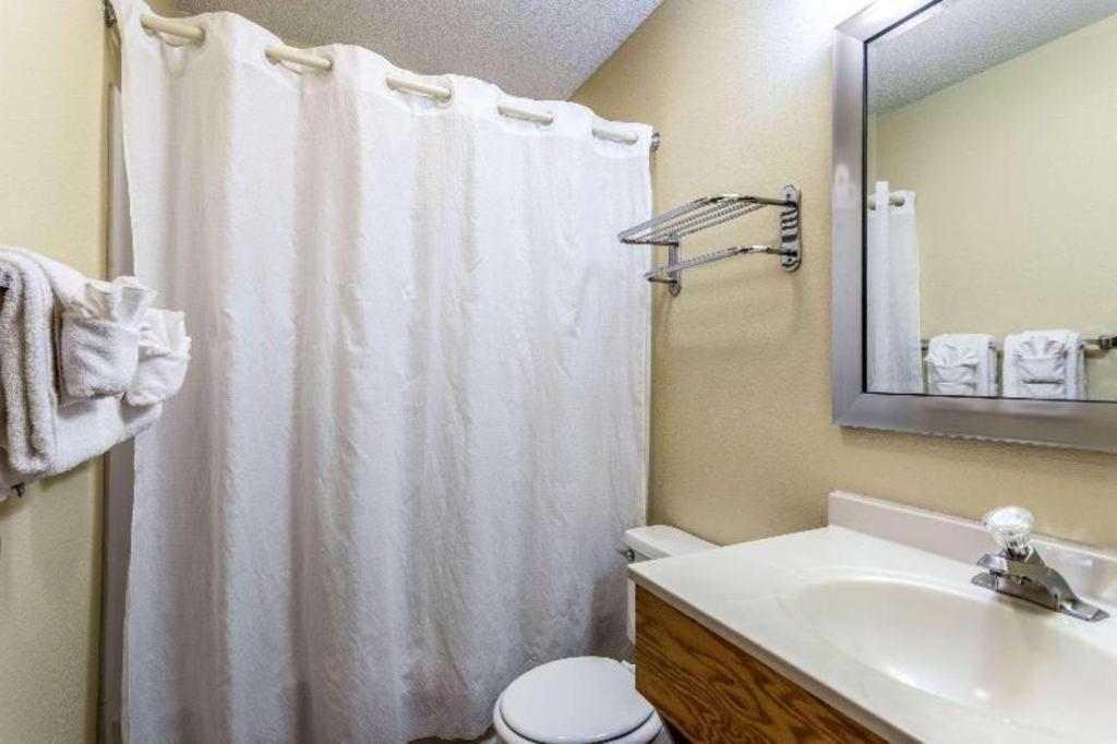 Econo Lodge Ітака Екстер'єр фото