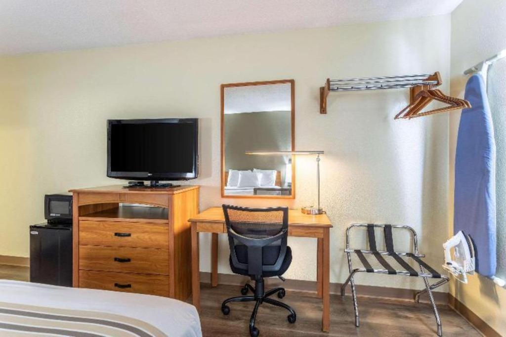 Econo Lodge Ітака Екстер'єр фото