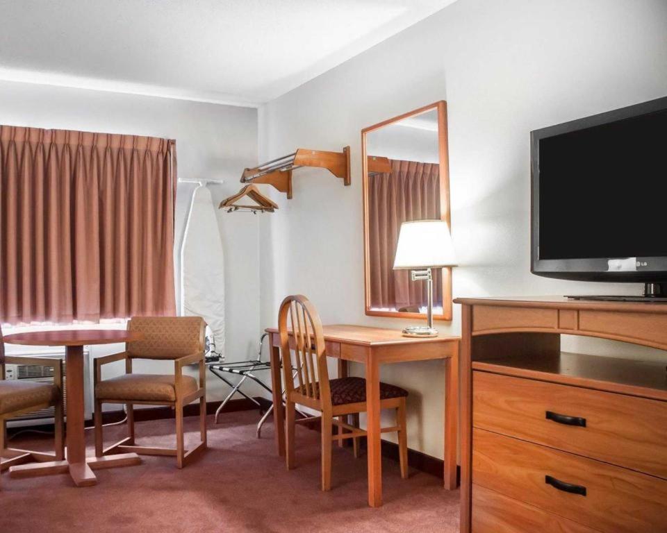 Econo Lodge Ітака Екстер'єр фото