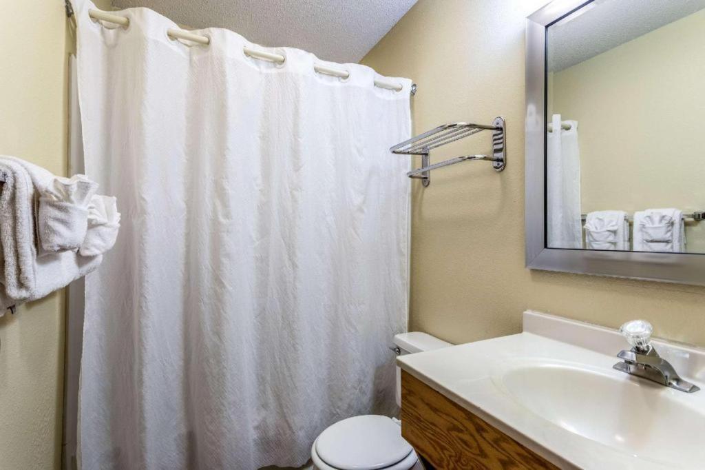 Econo Lodge Ітака Екстер'єр фото