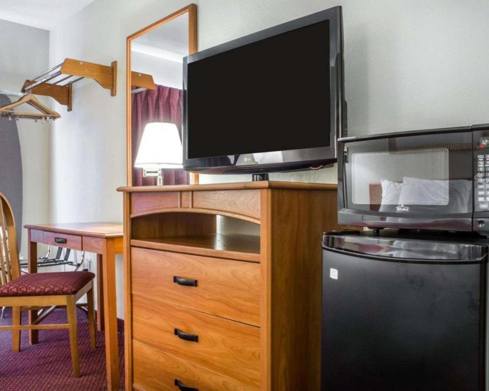 Econo Lodge Ітака Екстер'єр фото