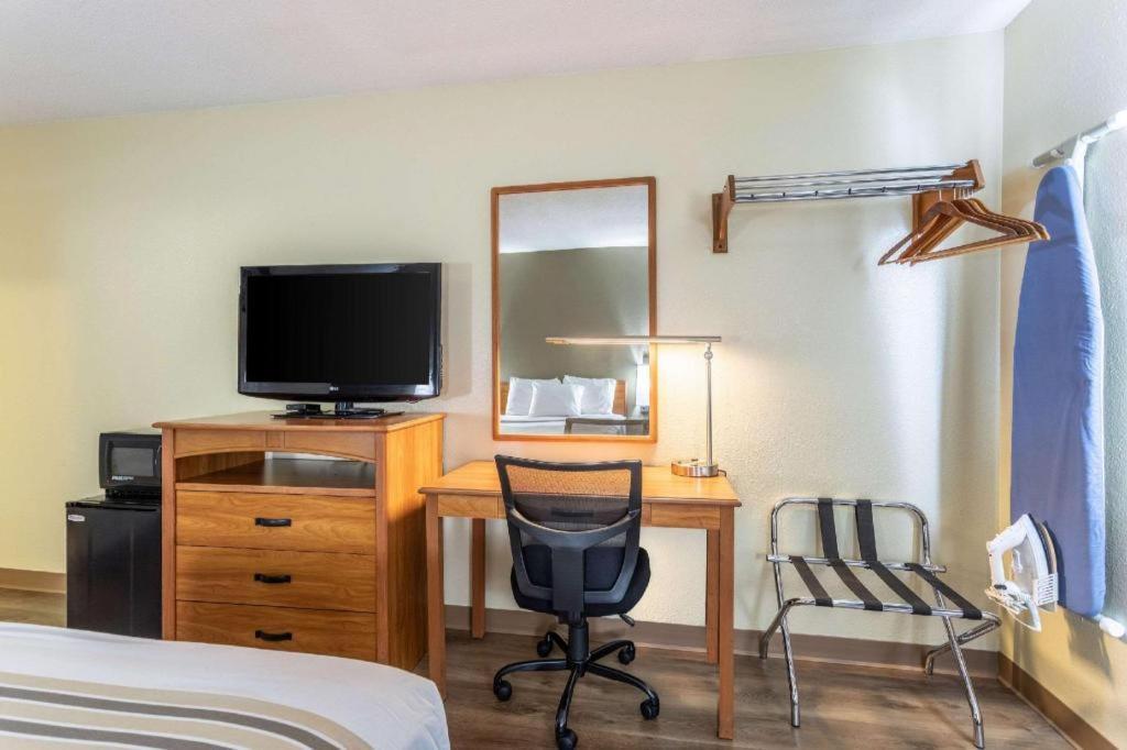 Econo Lodge Ітака Екстер'єр фото