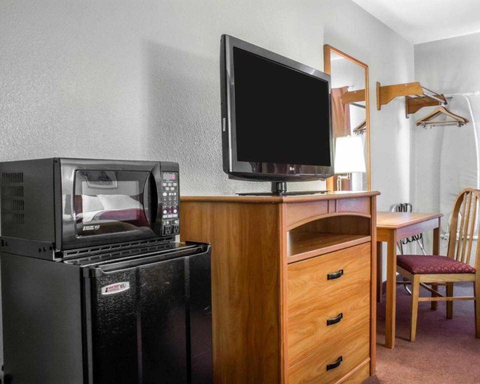 Econo Lodge Ітака Екстер'єр фото