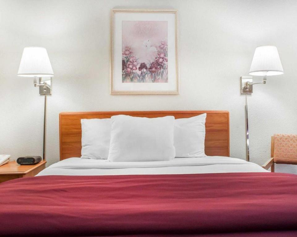 Econo Lodge Ітака Екстер'єр фото