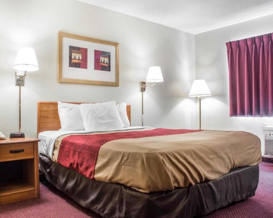 Econo Lodge Ітака Екстер'єр фото